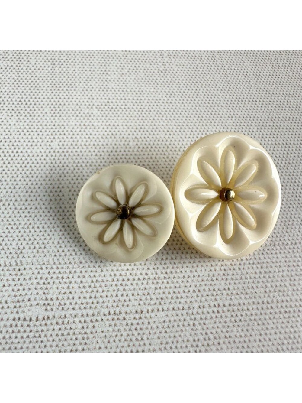 Vintage Cream Daisy Plastic Buttons Set Of 2 With Metal Shanks 1" & 3/4" Sizes